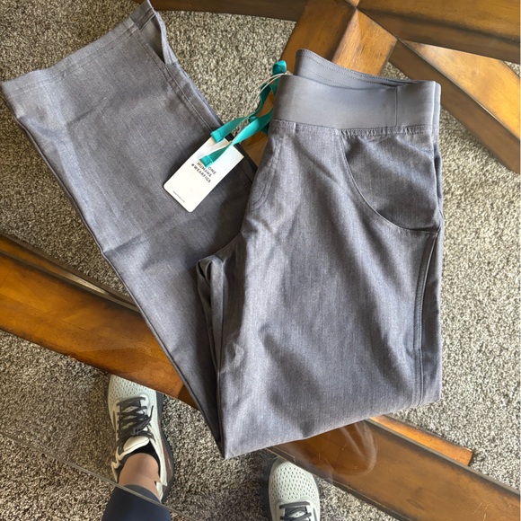Women’s Kade XS petite cargo pants from FIGS scrubs.
Never worn!!! - Picture 1 of 2